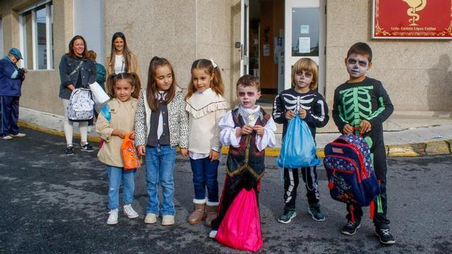 Disfrazados y con mochilas para guardar las golosinas, así vivieron los más pequeños de A Illa el “Día de Pedir”.