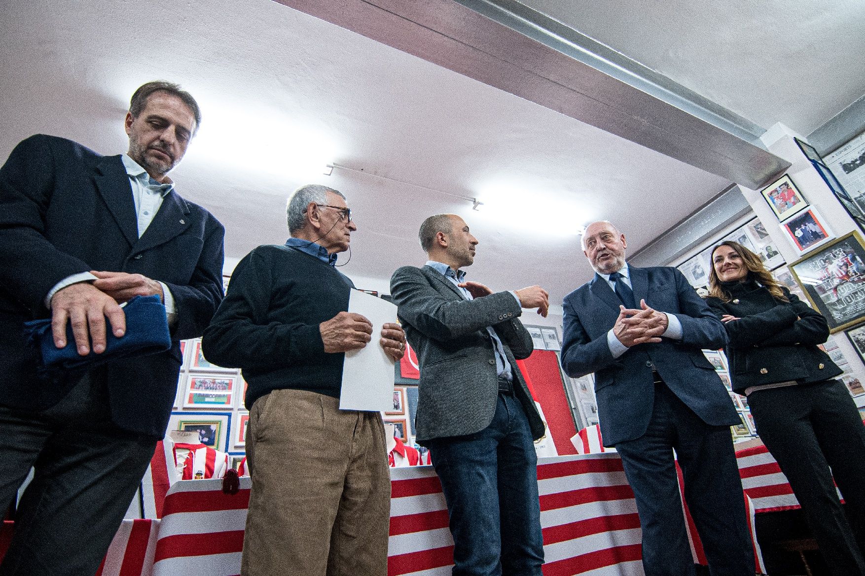 Presentació de les camisetes i banderes històriques del CE Manresa