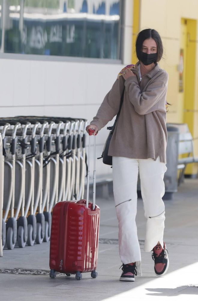 Victoria Federica con pantalón blanco, zapatillas y polo ancho