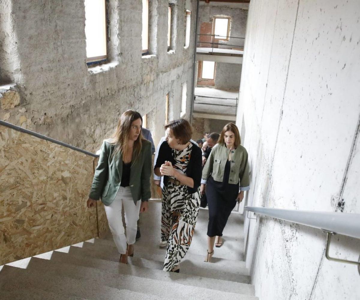 Arriba, por la izquierda, las cigarreras Mariluz Rodríguez Vela, Tere Vela, Concepción Tranche, Violeta Gómez y María Pérez, ayer, en Tabacalera. Sobre estas líneas, Carmen Moriyón y Ángela Pumariega, conversando, con María Mitre detrás, subiendo ayer al último piso de Tabacalera. | Ángel González