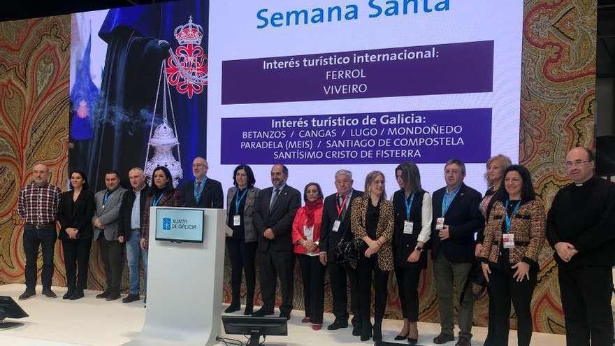 Aurora Prieto y Manuel Gil, en el centro, con representantes de otros municipios gallegos en Fitur. // FdV