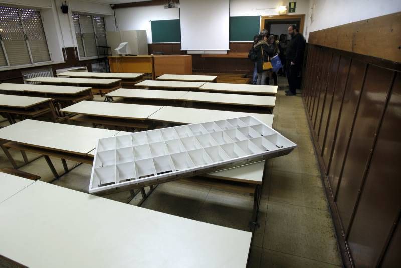 Fotogalerías del foco caído en un aula de la Facultada de Filosofía y Letras de Zaragoza