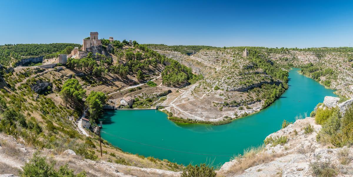 El Castillo del Marqués de Villena rodeado por el río Júcar
