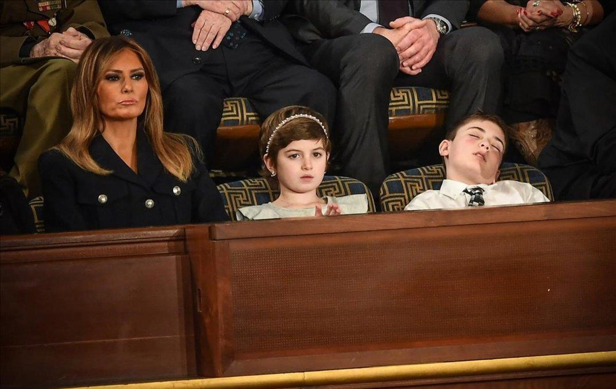 La primera dama, Melania Trump, junto a Grace Eline y Joshua Trump, quien se ha dormido durante el discurso.