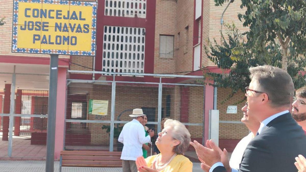 Autoridades y familiares aplauden tras el descubrimiento de la placa de la calle Concejal José Navas Palomo.