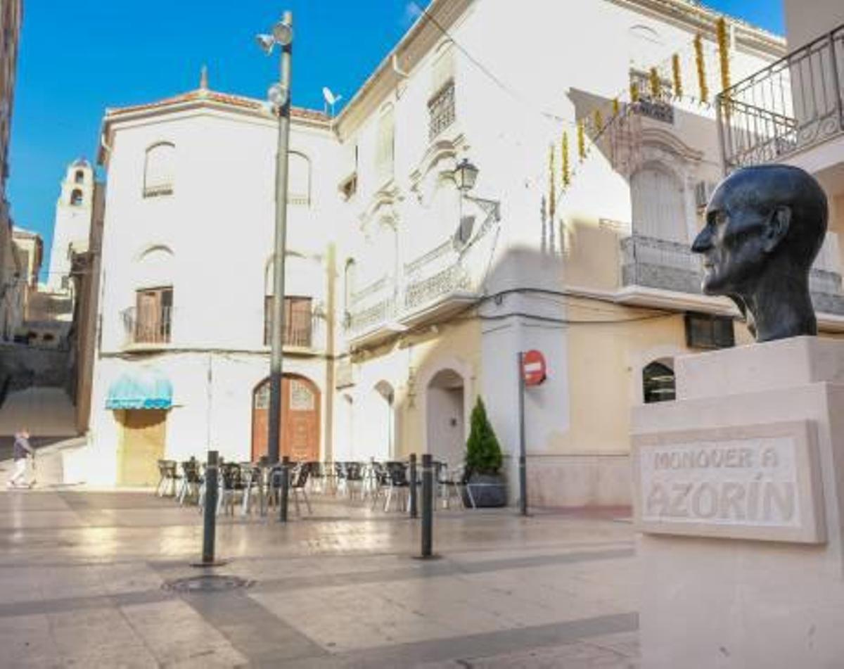 Plaza principal de Monóvar, con un monumento dedicado a Azorín.