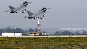 Dos caza Eurofighter despegan de la base de Morón.