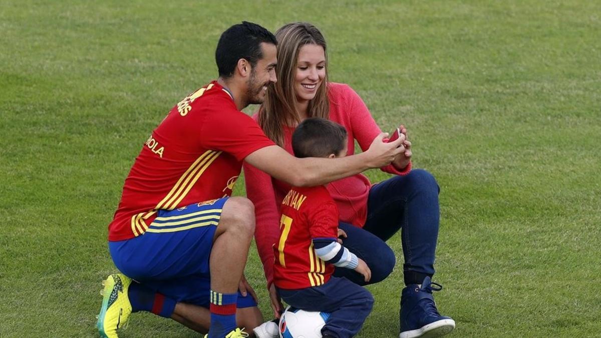 Pedro se hace un selfie con Carolina, su mujer, y Brian, su hijo, en la Isla de Ré.