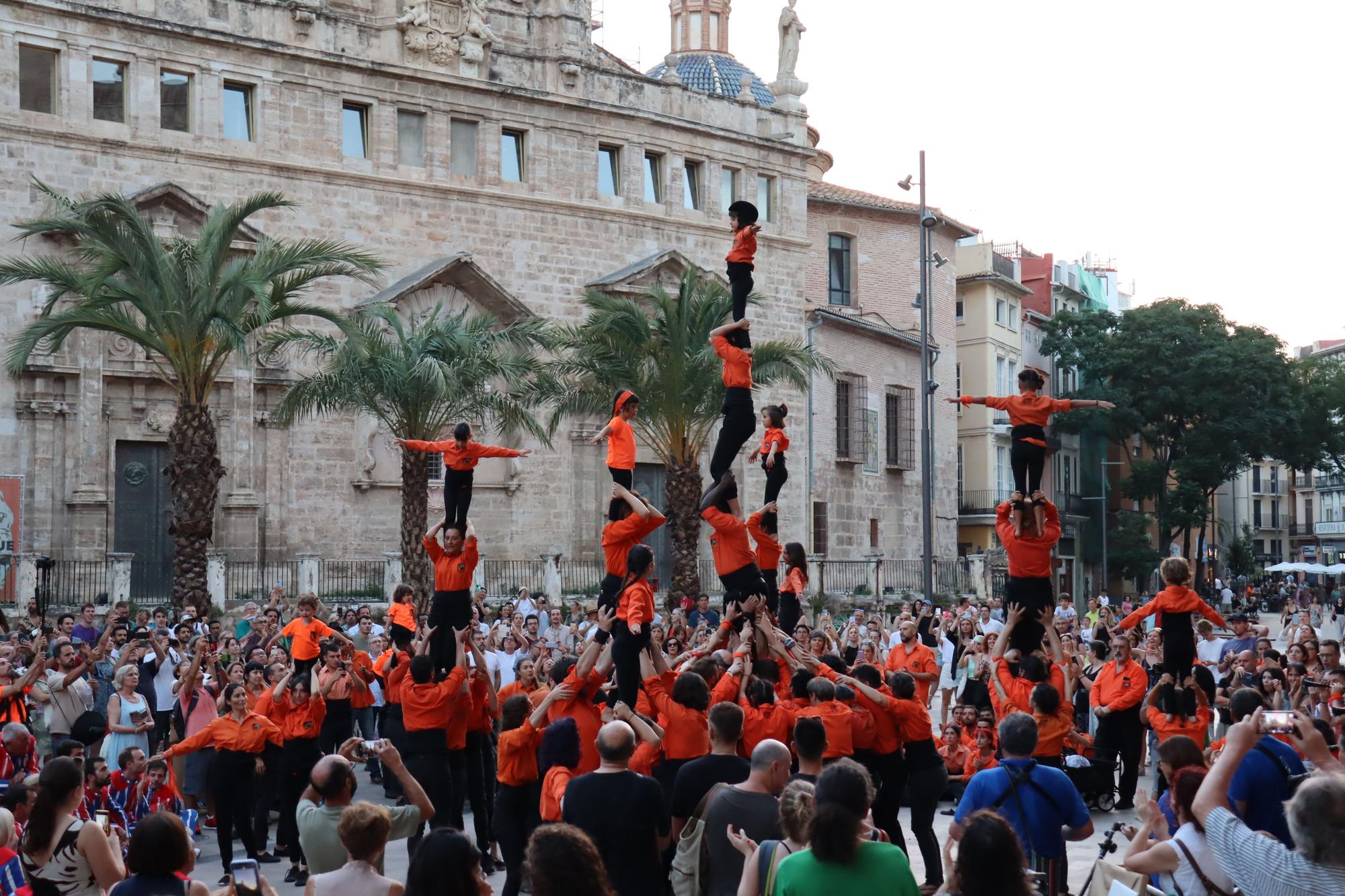 Espectacular exhibición de "Muixeranga" en las calles de València