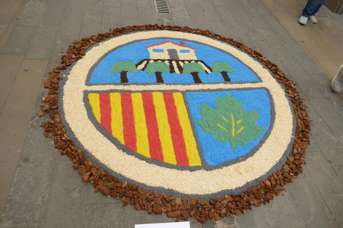 Les catifes de Corpus omplen de color l'entorn de Sant Pere de Figueres