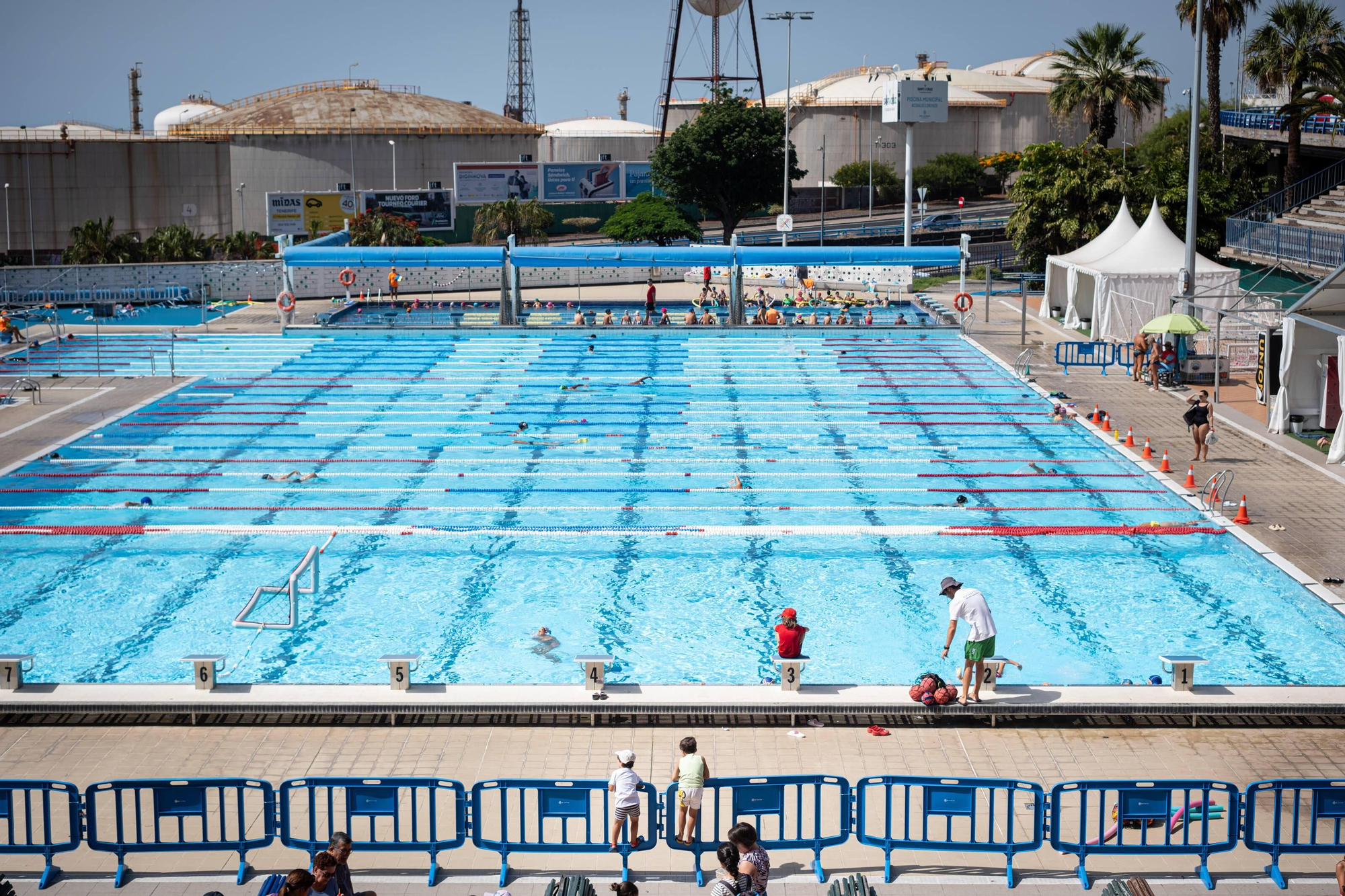 Cursillos de natación en la piscina municipal de Santa Cruz