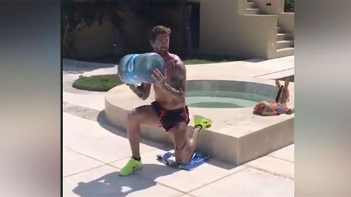 Sergio Ramos se machaca con una garrafa de agua