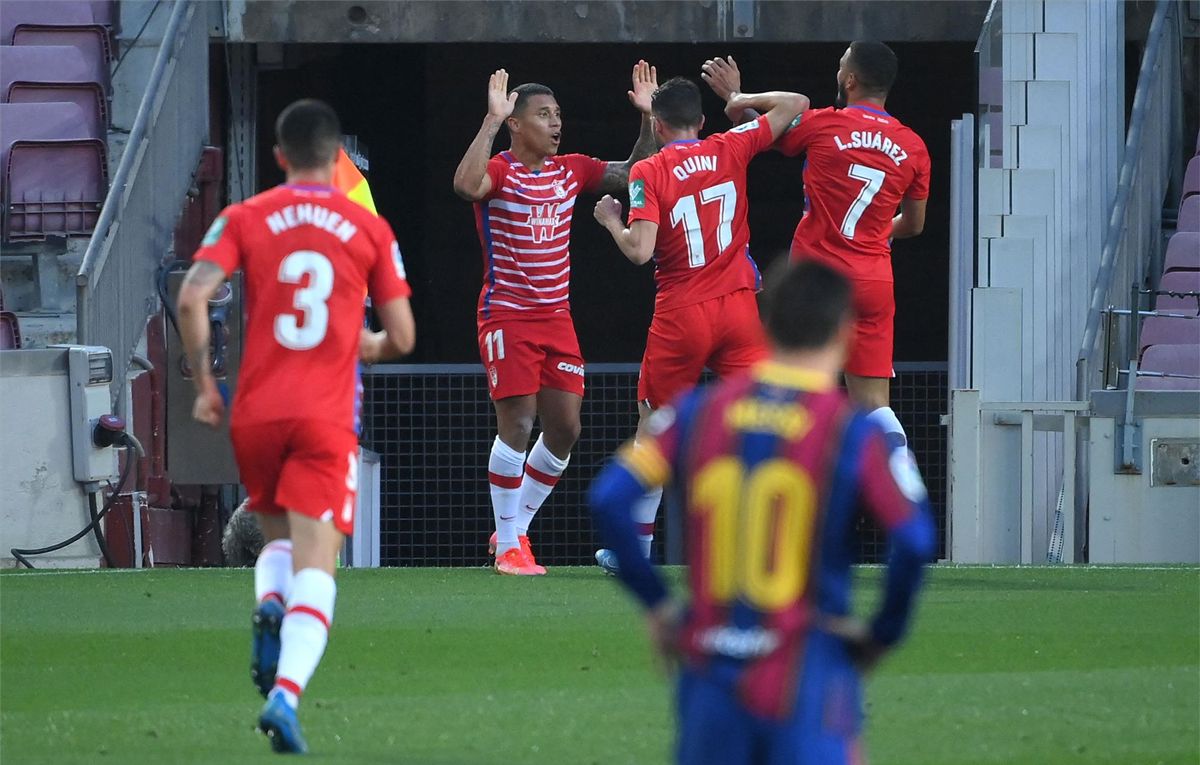 Messi observa como los jugadores del Granada celebran uno de los goles