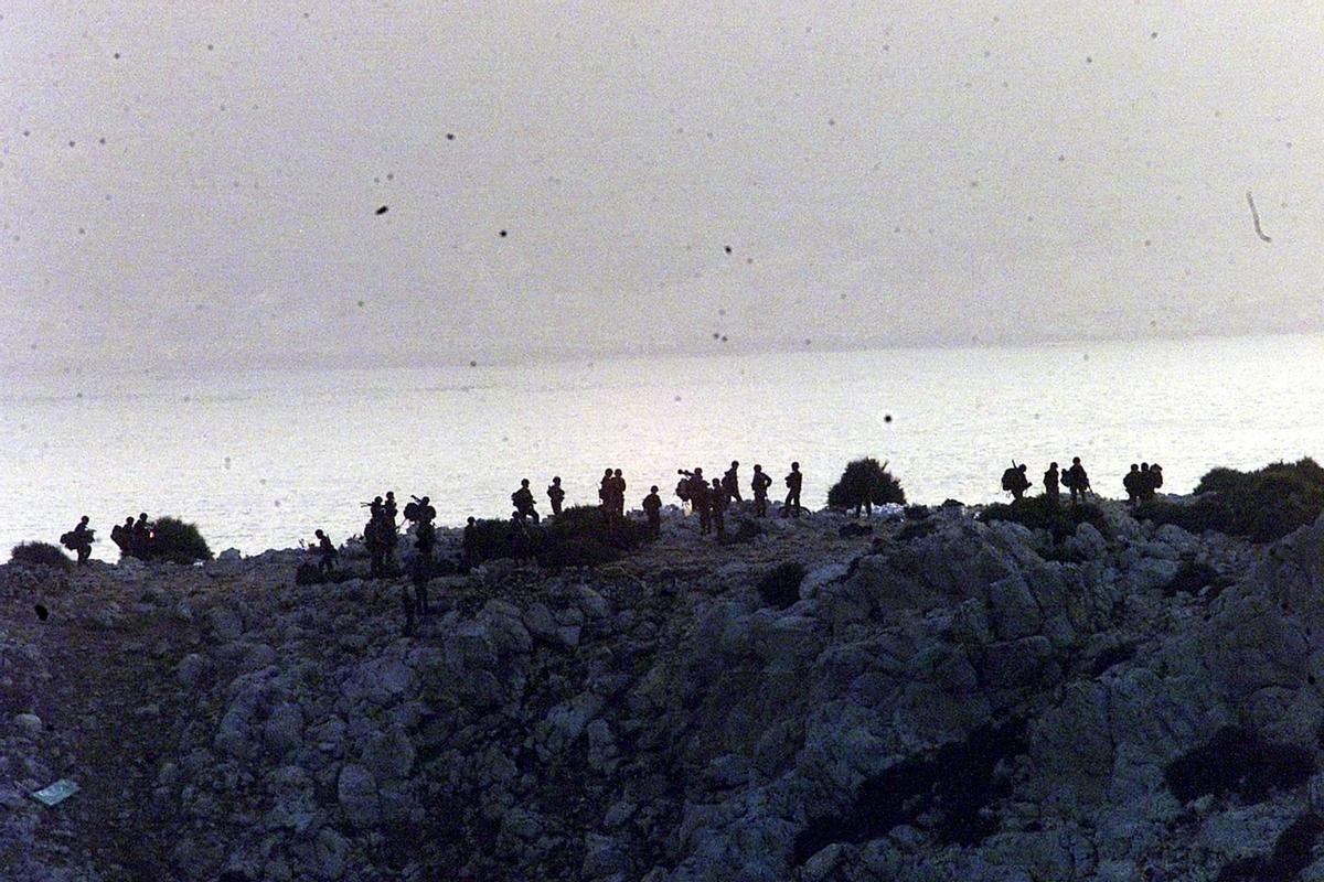 Militares españoles en la Isla Perejil, tras la intervención de las Fuerzas Armadas españolas.