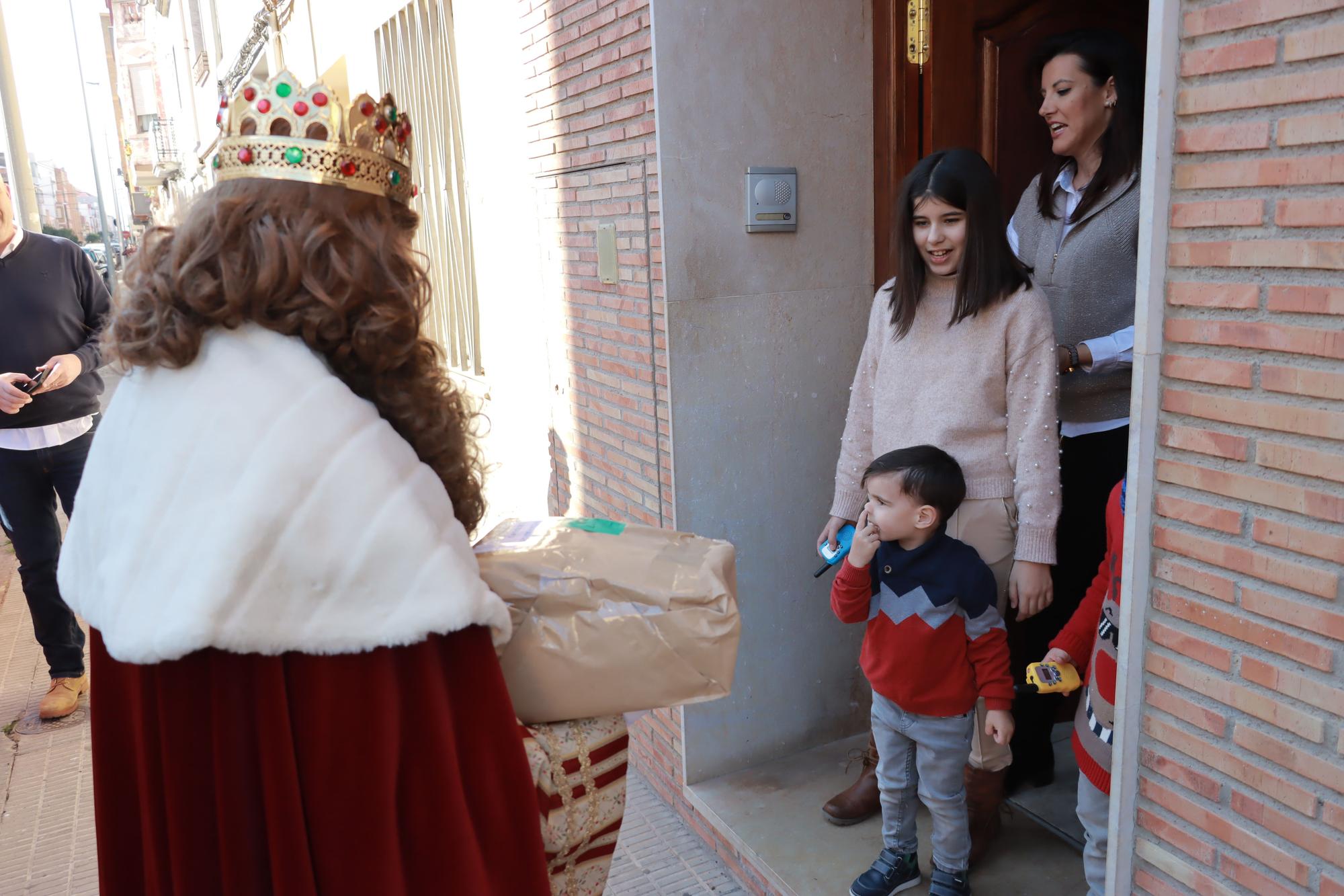 Los Reyes Mayos premian a los vecinos de Vila-real con cientos de regalos en este 2023