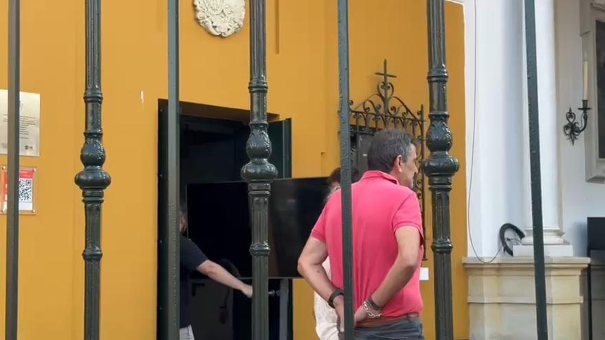 La Macarena traslada televisiones para poder abrir más dependencias a los hermanos.