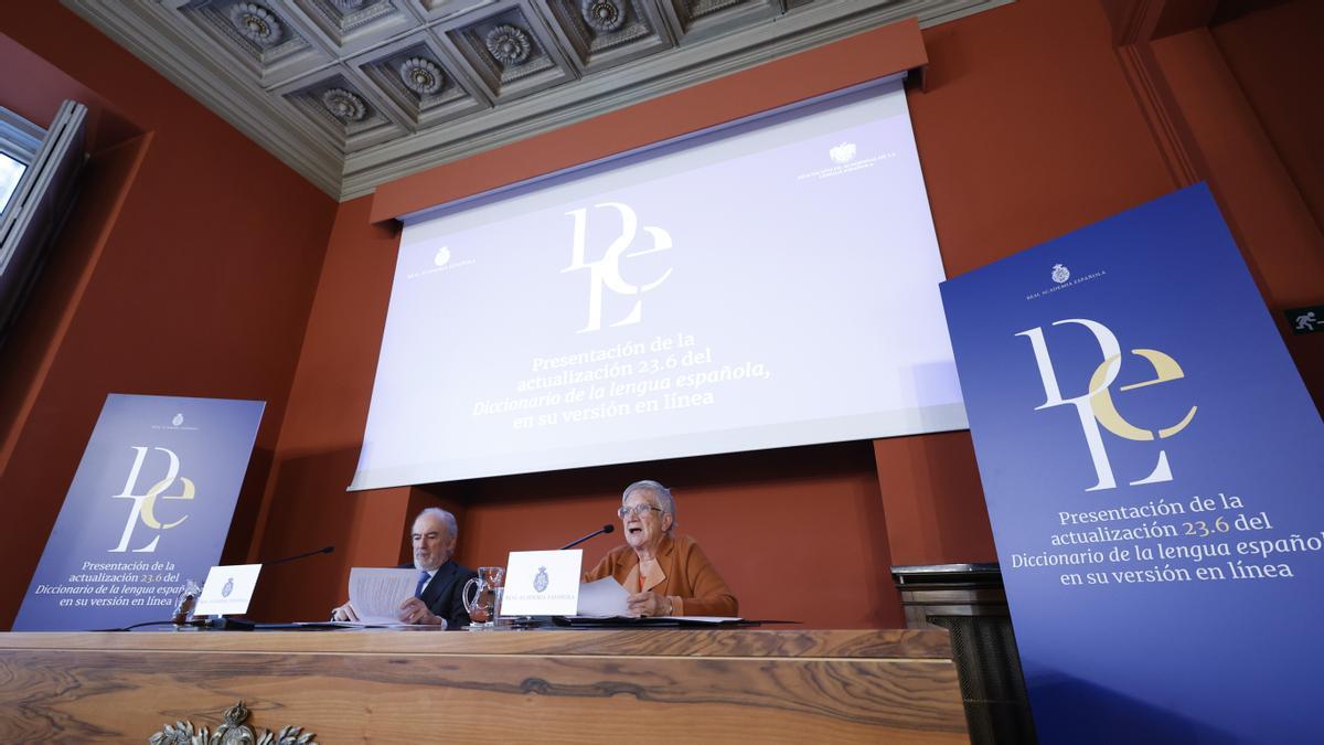 El director de la RAE y presidente de la ASALE, Santiago Muñoz Machado (izquierda), y la directora de la 24ª edición del Diccionario de la Lengua Española (DLE), la académica Paz Battaner, ofrecen una rueda de prensa para dar a conocer las novedades de la versión electrónica 23.6 del DLE, este martes en Madrid.