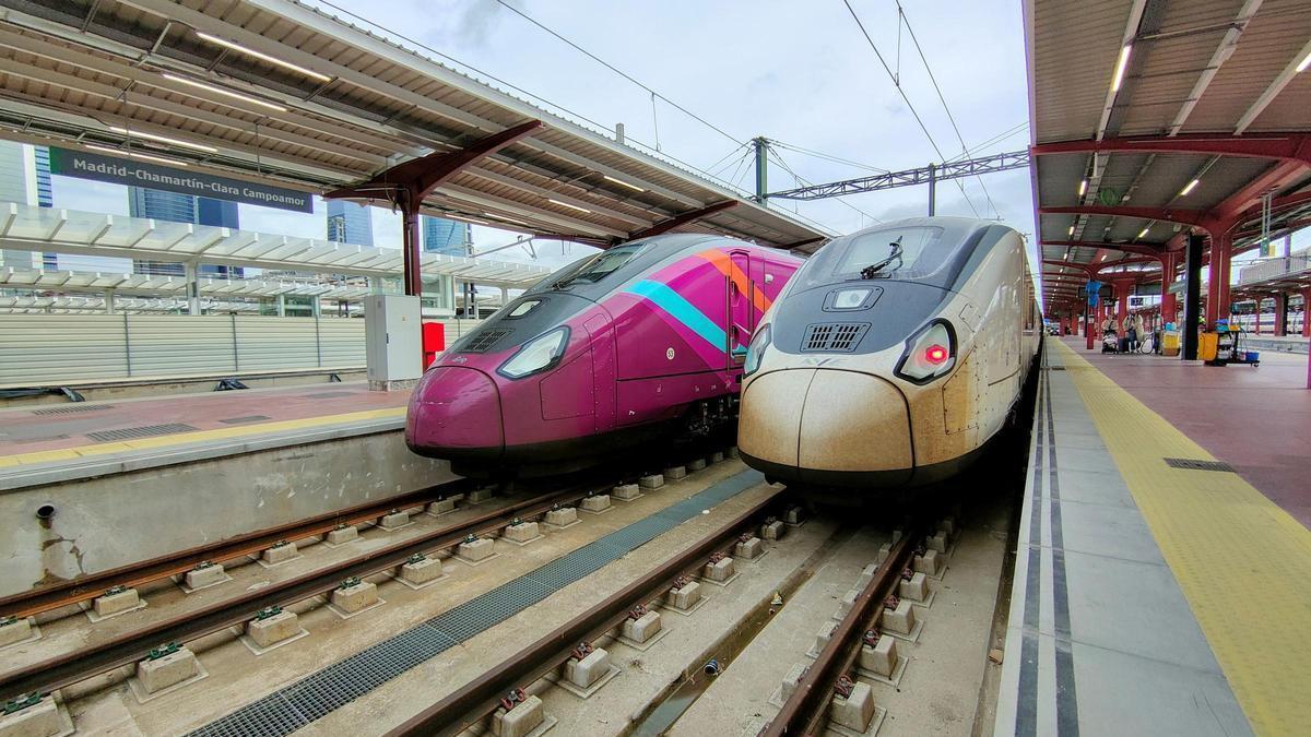 Trenes Avlo y AVE con destino Vigo en la estación de Madrid-Chamartín en el mes de mayo
