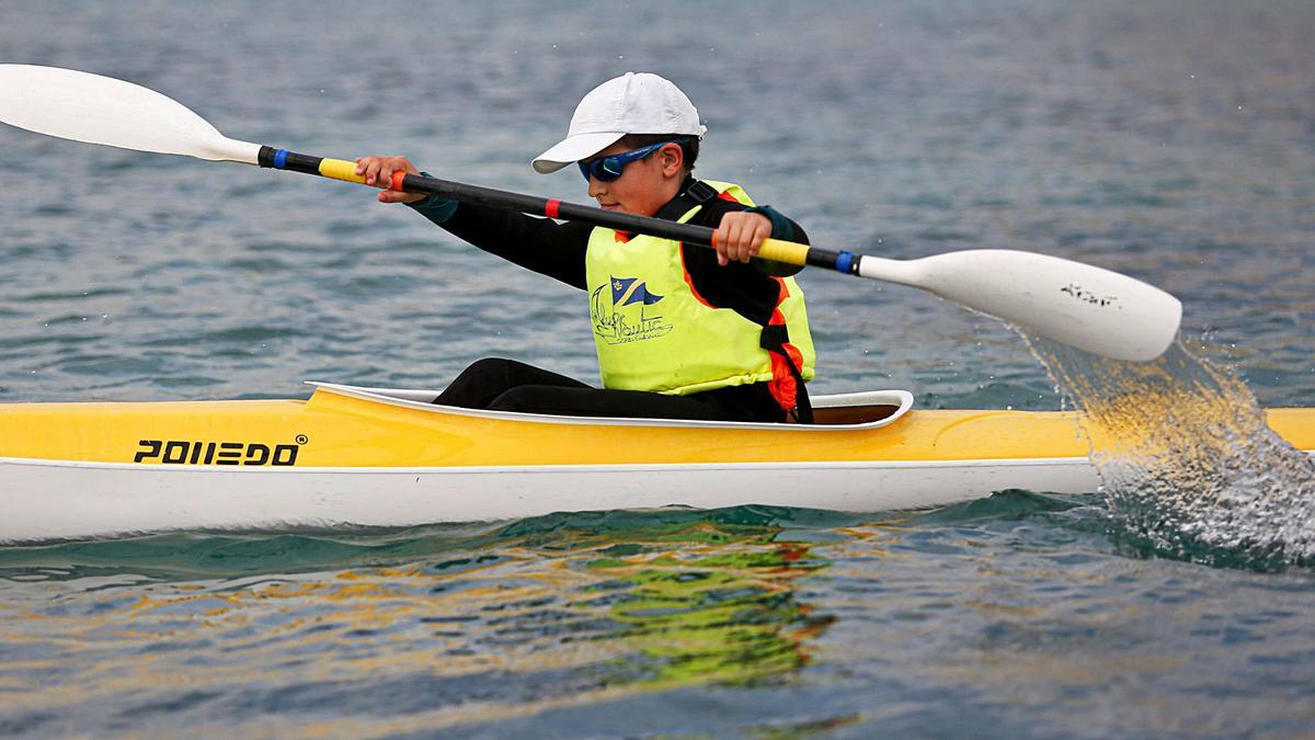 Uno de los piragüistas del Club Náutico Santa Eulalia boga con potencia las aguas de la Villa del Río. 