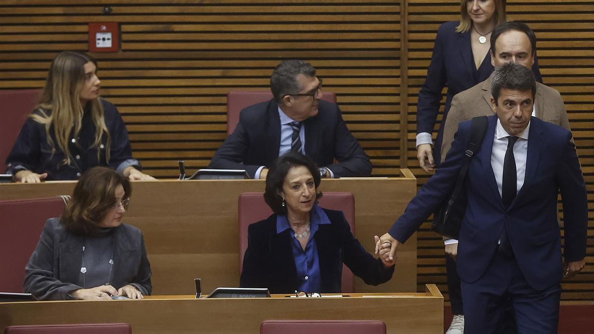 Mazón, a su llegada a Les Corts.
