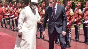 El presidente del Gobierno, Pedro Sánchez junto a su homólogo senegalés, Macky Sall.