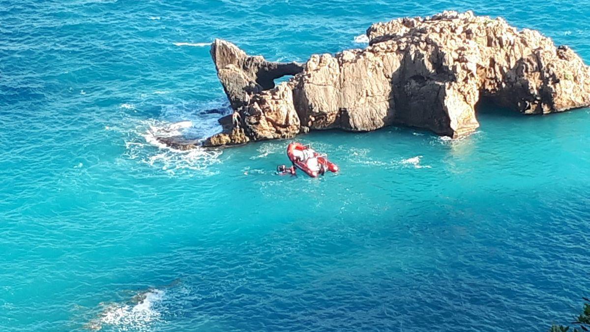 La embarcación se acercó todo lo posible y los rescatadores llegaron a nado hasta los atrapados