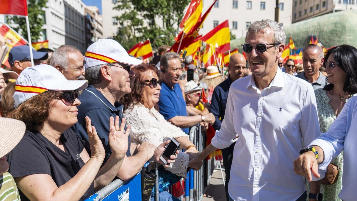 Alfonso Rueda saludando a simpatizantes esta mañana en la concentración en Madrid.