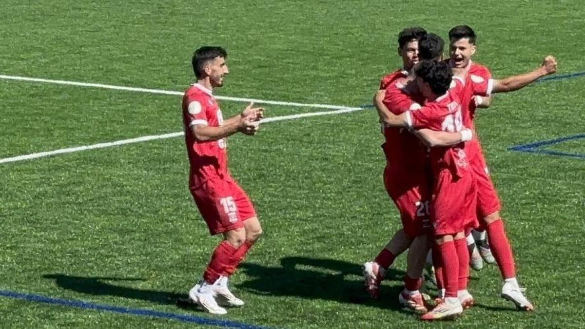 Celebración de un gol del Diocesano.
