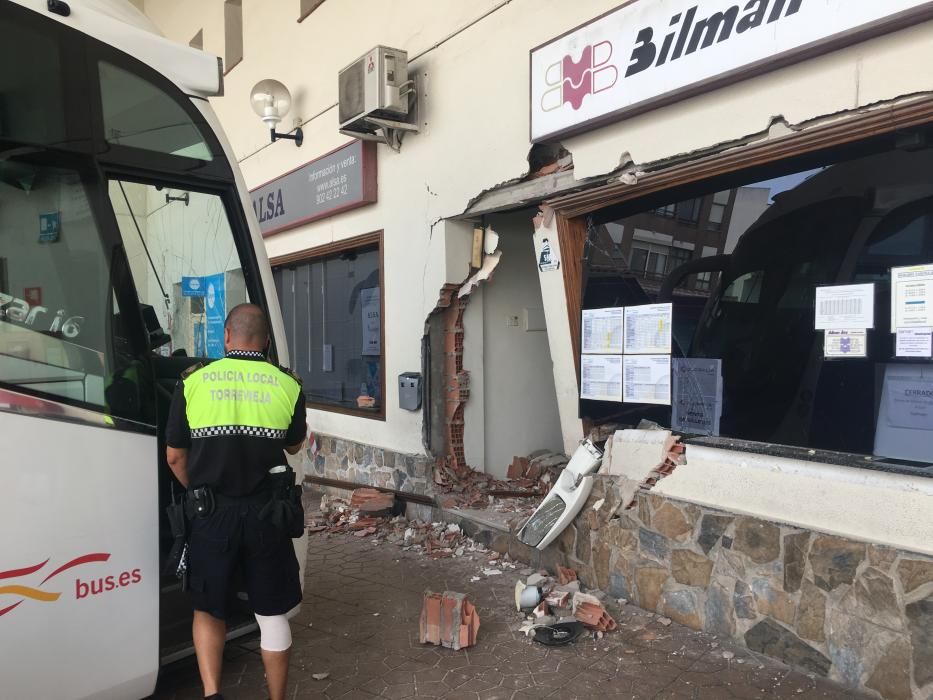 Un bus pierde el control en Torrevieja.