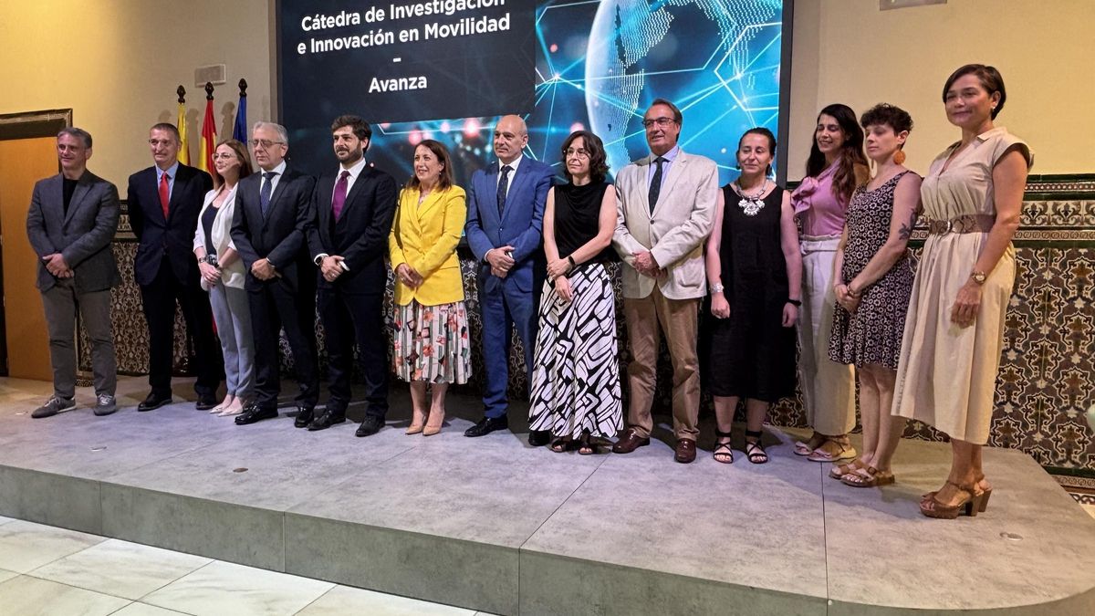 Foto de familia de la USJ y Avanza Zaragoza con motivo de la creación de la cátedra de movilidad, este jueves.
