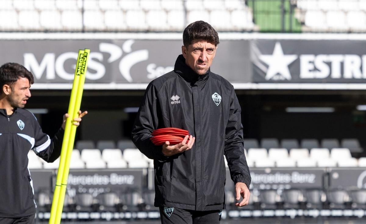 Pablo Hernández tendrá que variar la línea defensiva frente al Málaga