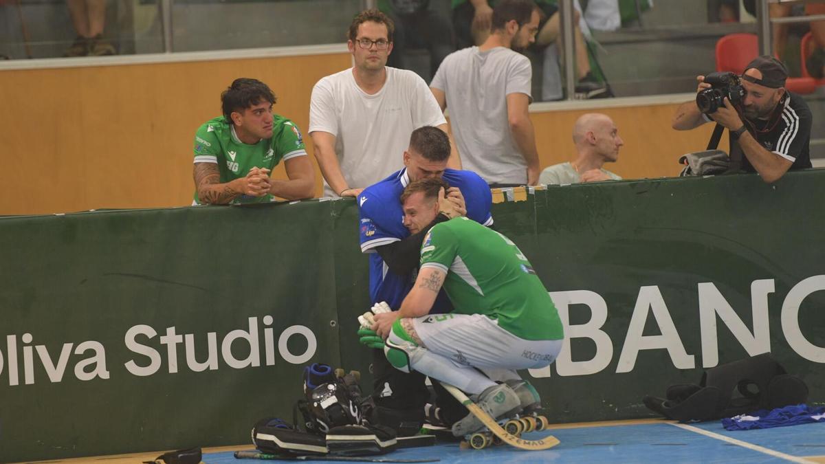 Martín rodríguez abraza entre lágrimas a César Carballeira en el último partido de los dos con el Liceo.