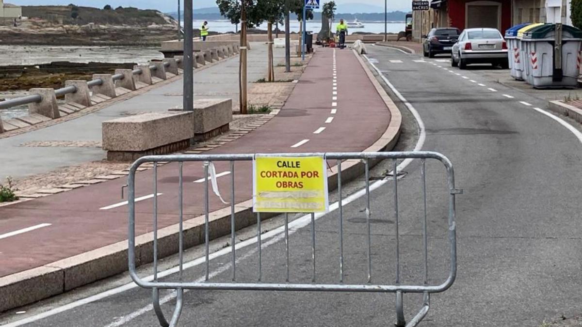 Obras de humanización de una calle en el concello de O Grove.   | // FDV