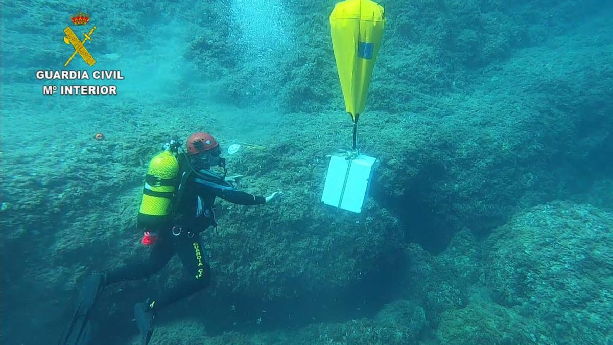 Recuperan en el fondo del mar una caja fuerte robada en una casa de Cala Marçal