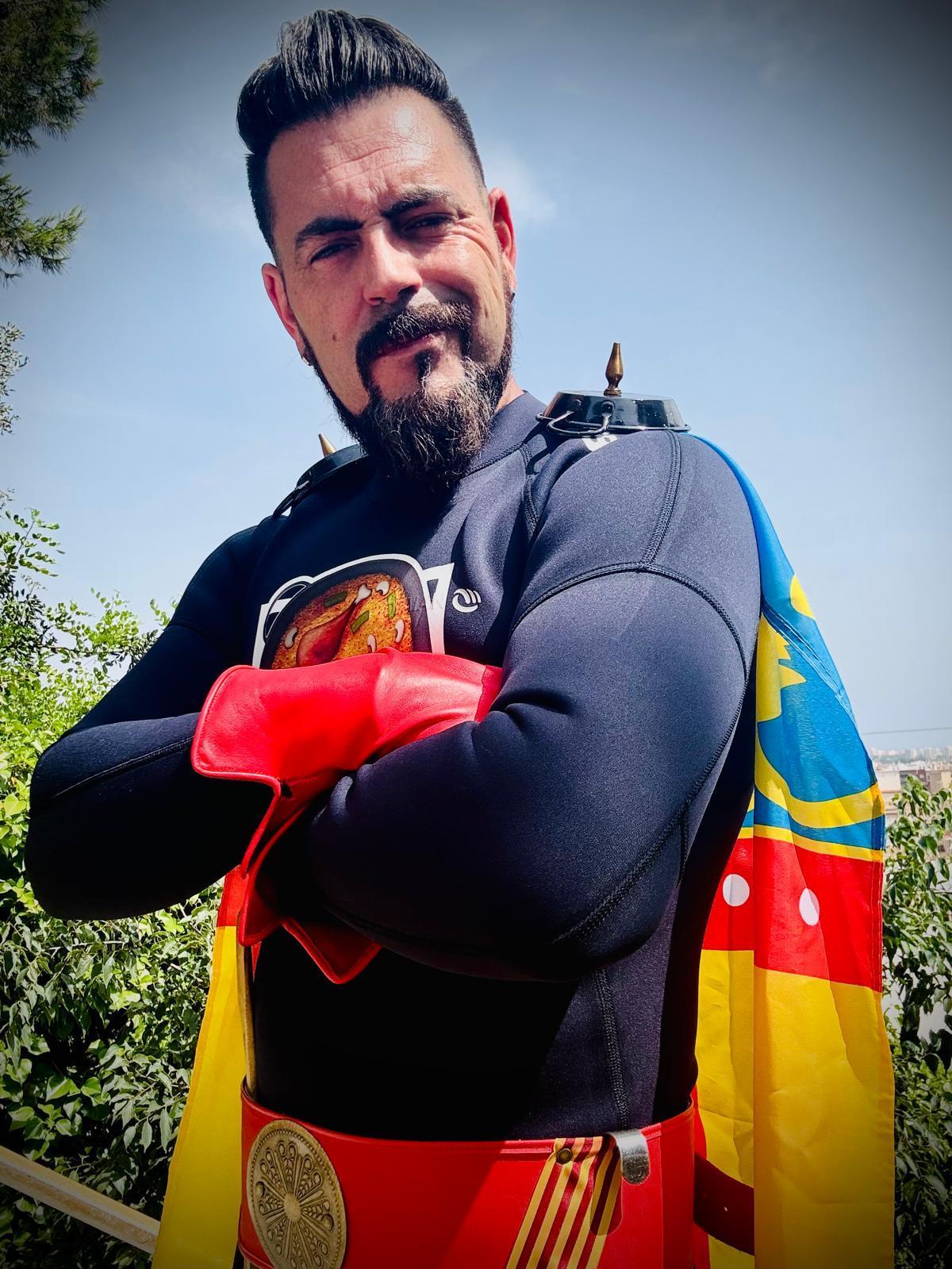 El vecino de Oliva Joan Sendra con su disfraz de Capità Paella.