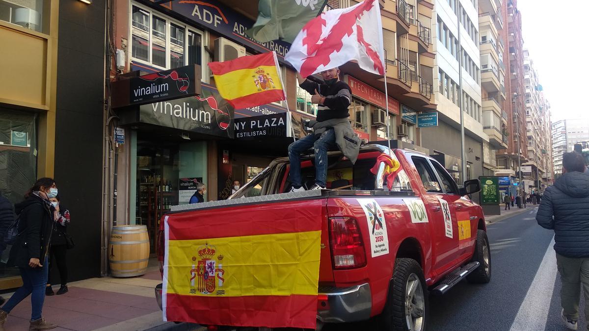 Uno de los vehículos de los manifestantes que esperan a Abascal