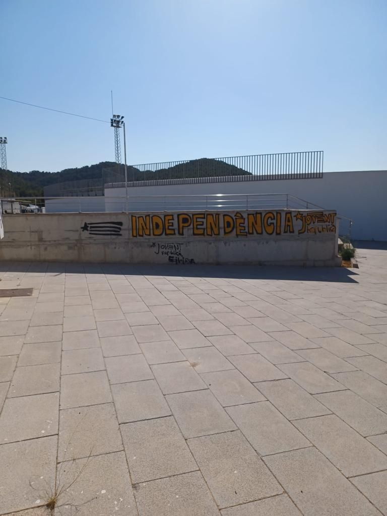 Sant Antoni amanece con pintadas y carteles independentistas