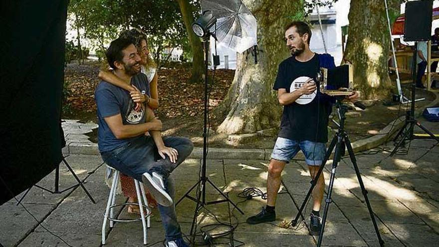 Taller de retratos, ayer, en la plaza de Azcárraga.