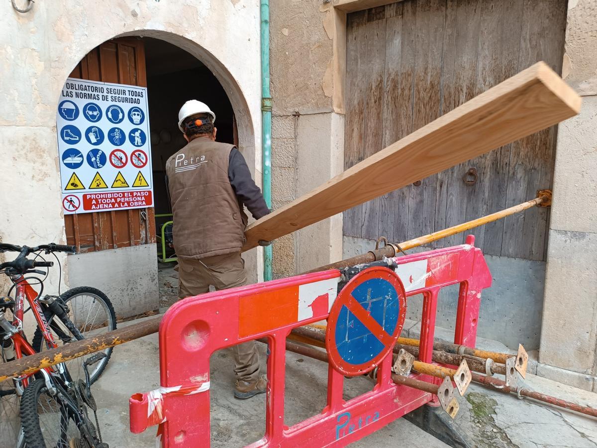 Operarios en el antiguo cine Fantasio de Sóller.