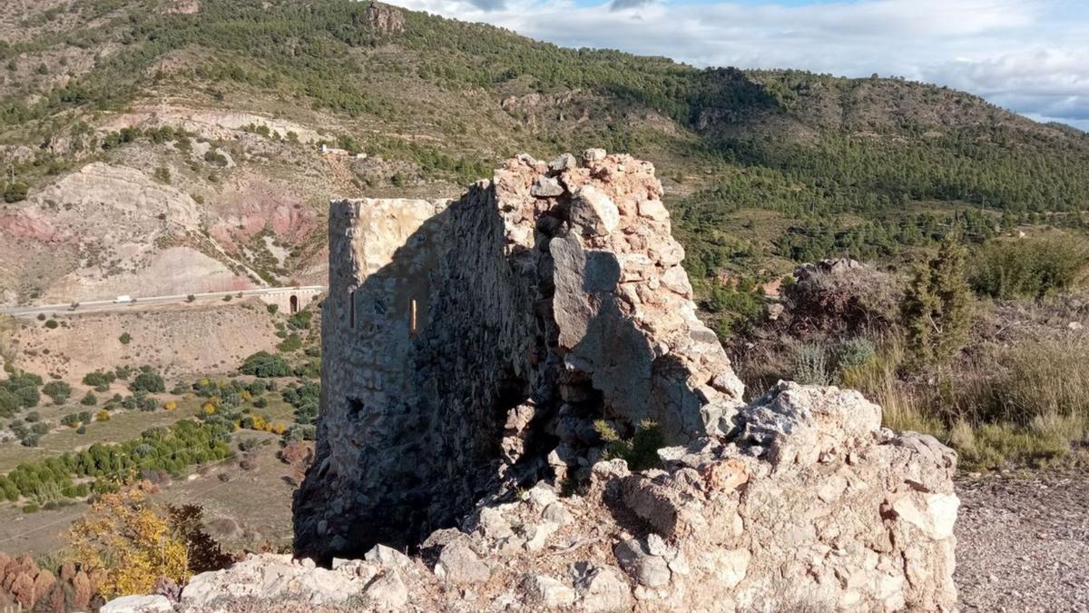 Restos de la muralla del castillo.  | J.R.