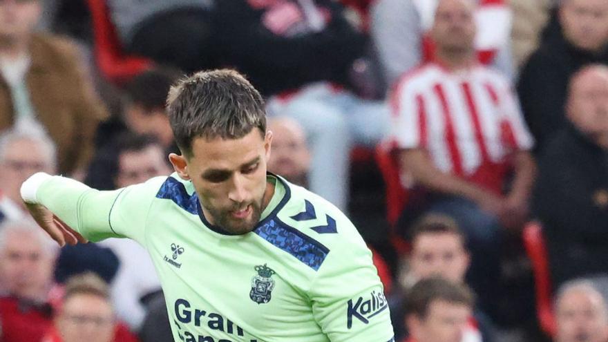 El atacante belga de la UD Adnan Januzaj golpea el esférico en la acción que termina en el larguero de Simón. |