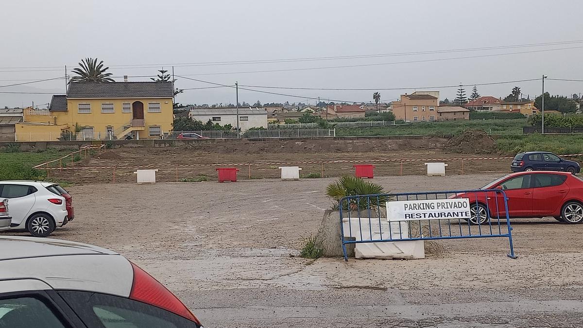 Primeros movimientos de tierra en la zona donde se construirá el supermercado.