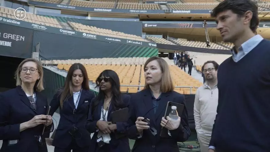 Una delegación de la FIFA visita el Estadio La Cartuja, sede del Mundial 2030