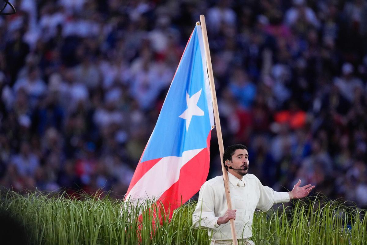 El cantante Bad Bunny exhibe la bandera de Puerto Rico durante su concierto en el descanso de la Super Bowl.