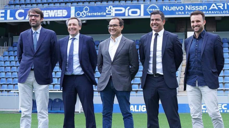 Cinco consejeros blanquiazules, sobre el césped del Heliodoro el día de la presentación de Felipe Miñambres.
