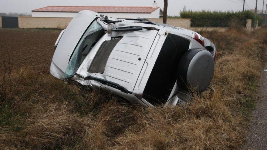 Turismo volcado esta mañana en el camino viejo de Villaralbo