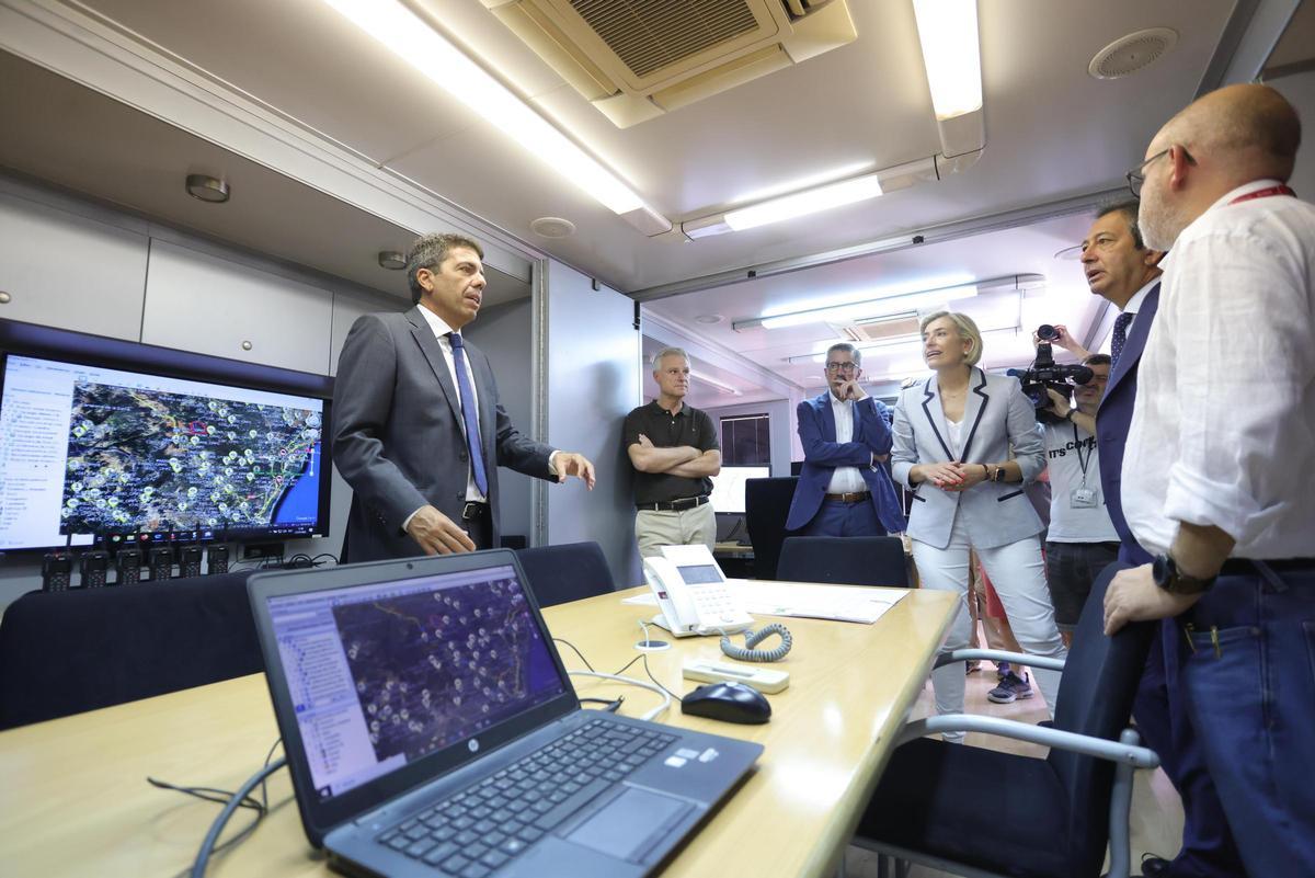 Carlos Mazón y la consellera Elisa Núñez junto a los responsables de Emergencias del Botànic