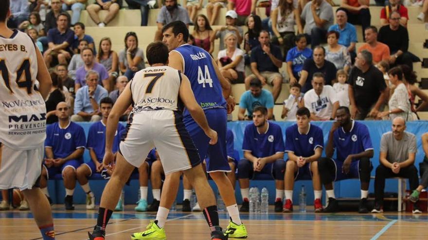 Richi Guillén, en acción ante el Almería.