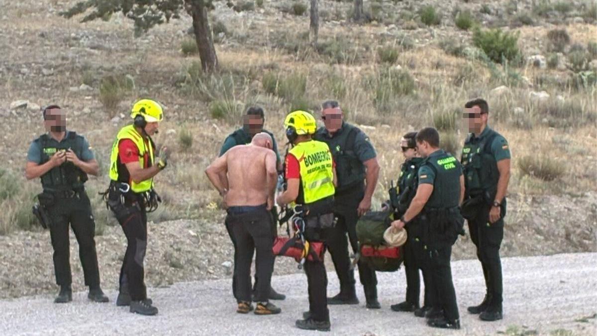 Bomberos y agentes de la Guardia Civil junto a la persona rescatada de Los Castillicos.