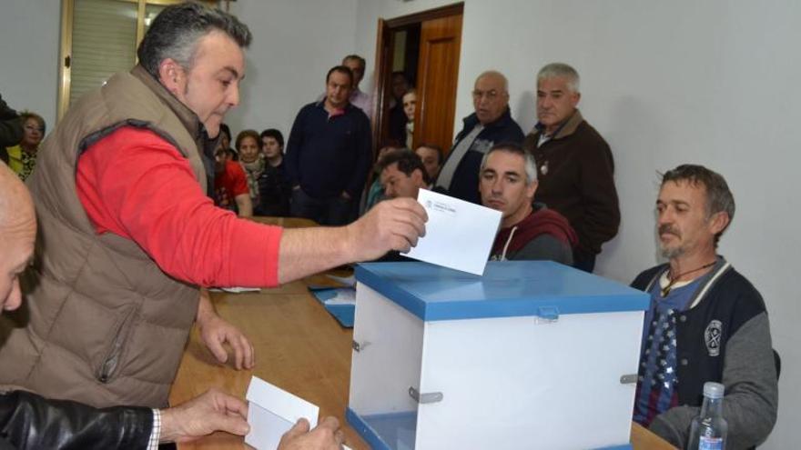 José Francisco Canas deposita el voto en Ferreras de Arriba